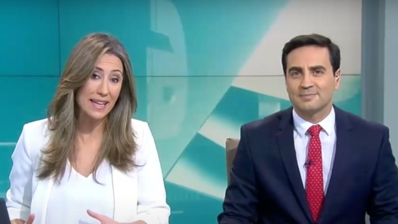 Telediario de la TVG. A la izquierda, Marta Darriba y a la derecha Sevi Martínez. / TVG