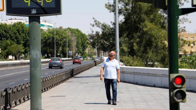 Un hombre usa mascarilla en plena ola de calor en Sevilla. EFE