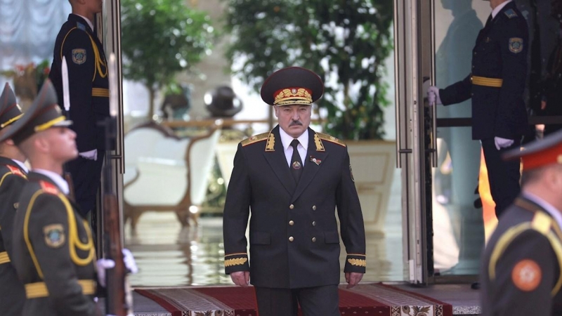 Alexander Lukashenko durante una ceremonia de inauguración en el Palacio de la Independencia en Minsk, tras ser investido como presidente de Bielorrusia en secreto. EFE / EPA / MAXIM GUCHEK / BELTA
