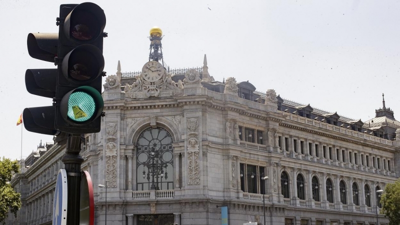 Un semáforo cerca del edificio del Banco de España situada en la confluencia del Paseo del Prado y la madrileña calle de Alcalá. E.P/Eduardo Parra