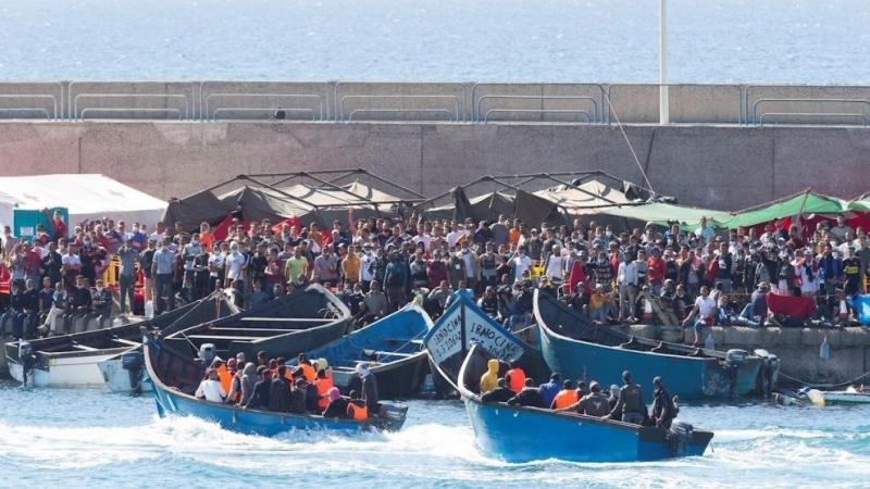 Más de 2.000 migrantes rescatados de pateras abarrotan el muelle de Arguineguín, en Gran Canaria.