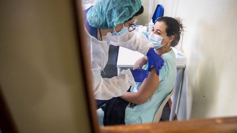 Una enfermera administra una vacuna contra la covid en un hospital de Lisboa.