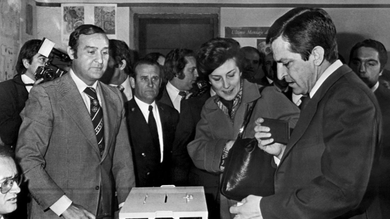 El entonces presidente del Gobierno, Adolfo Suárez, y su esposa Amparo Illana, votan en el referendum para la reforma política, el 15 de diciembre de 1976, en la primera vez que los españoles volvieron a pasar por las urnas tras la muerte del dictador Fra