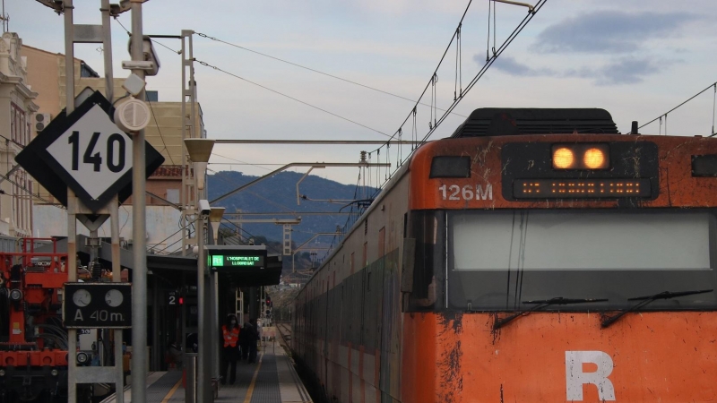 Un tren de l'R1 en direcció a l'Hospitalet de Llobregat.