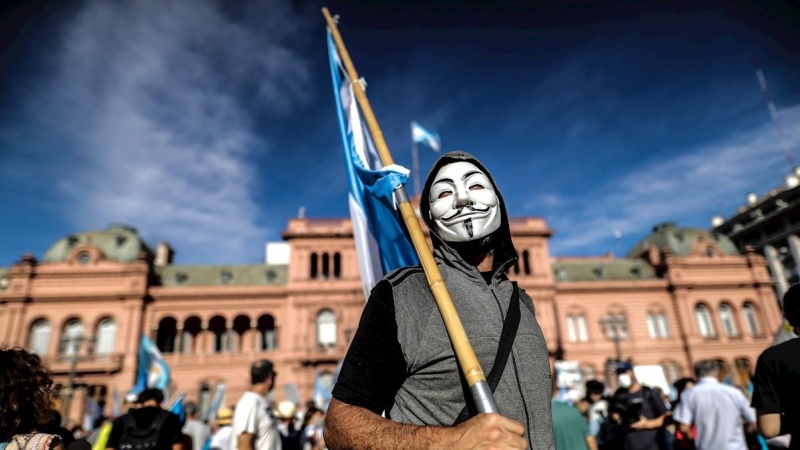 Un manifestante sostiene una bandera de Argentina durante unas protestas contra el Gobierno.
