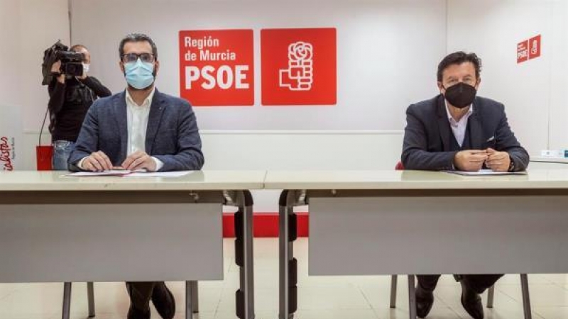 El portavoz del grupo parlamentario de Ciudadanos en el parlamento murciano, Juan José Molina, junto al vicesecretario general del PSOE en Murcia, Francisco Lucas durante la reunión que ha mantenido este martes en Murcia