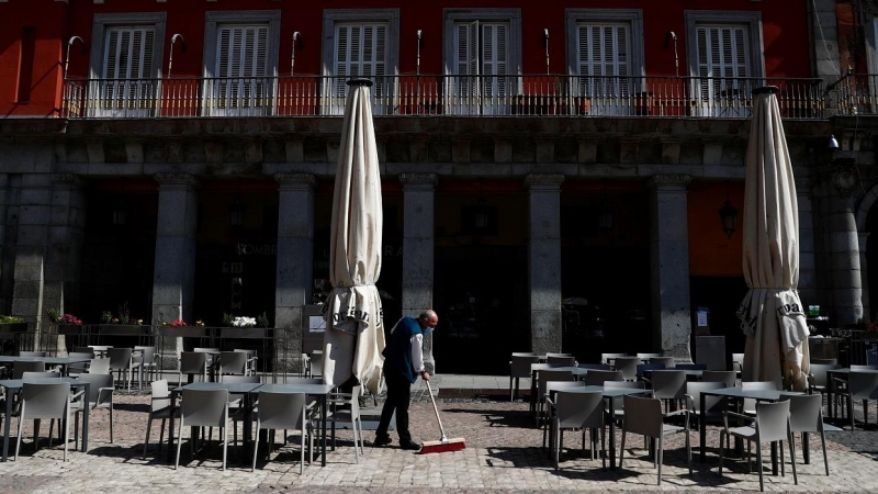 Un camarero barre en la terraza de un bar de la Plaza Mayor de Madrid. REUTERS/Sergio Perez