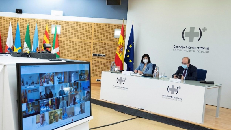 La ministra de Sanidad, Carolina Darias, preside por videoconferencia, junto al ministro de Política Territorial y Función Pública, Miquel Iceta, la reunión del Consejo Interterritorial del Sistema Nacional de Salud, este miércoles en Madrid.