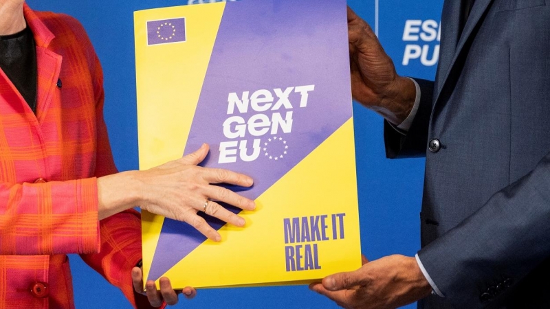 La presidenta de la Comisión Europea, Ursula von der Leyen, y el presidente del Gobierno, Pedro Sánchez, sostienen el documento oficial con la  aprobación firmada del plan de recuperación de España. REUTERS/Bernat Armangue/Pool