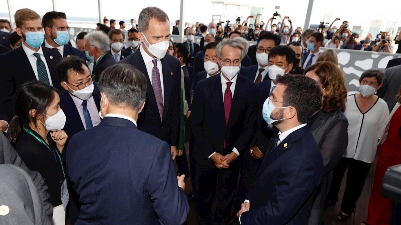 El rey Felipe VI (2i), conversa con el presidente de la Generalitat, Pere Aragonès (d), en presencia del presidente de la República de Corea del Sur, Moon Jae-in (i); el presidente del Cercle d'Economia, Javier Faus (3d); y la alcaldesa de Barcelona, Ada