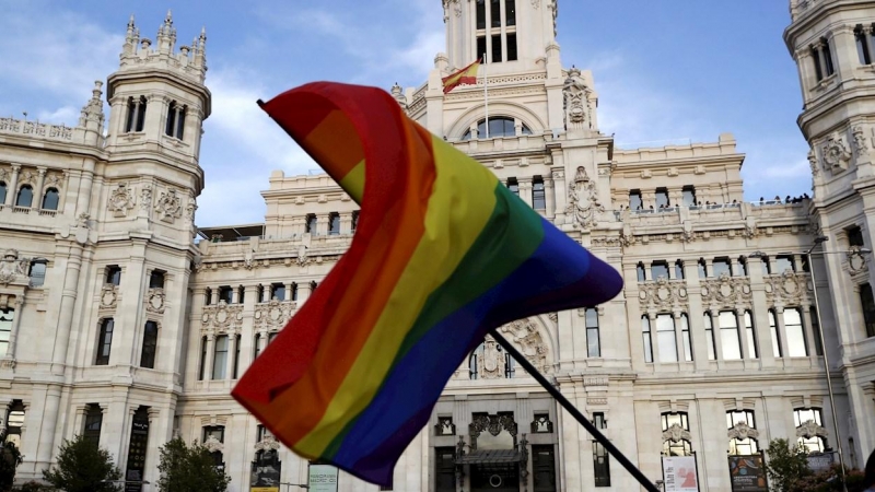 03/07/2021.- Un momento de la marcha del Orgullo LGTBI a su paso por el Palacio de Cibeles, sede del Ayuntamiento de Madrid, que se celebra hoy sábado en la capital. EFE/Gandul