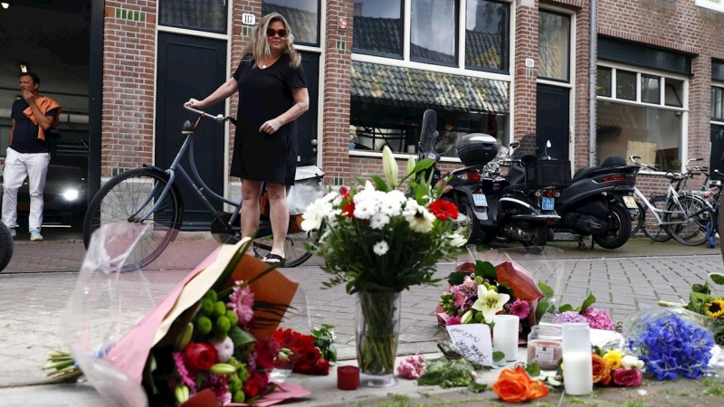 Homenaje improvisado en memoria del periodista Peter R. de Vries, asesinado en el centro de Amsterdam.