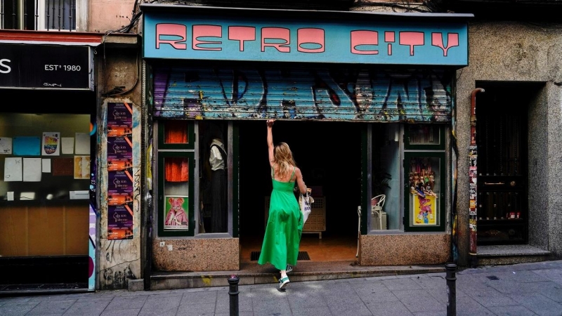 Una mujer abre su comercio en el centro de Madrid. REUTERS/Juan Medina