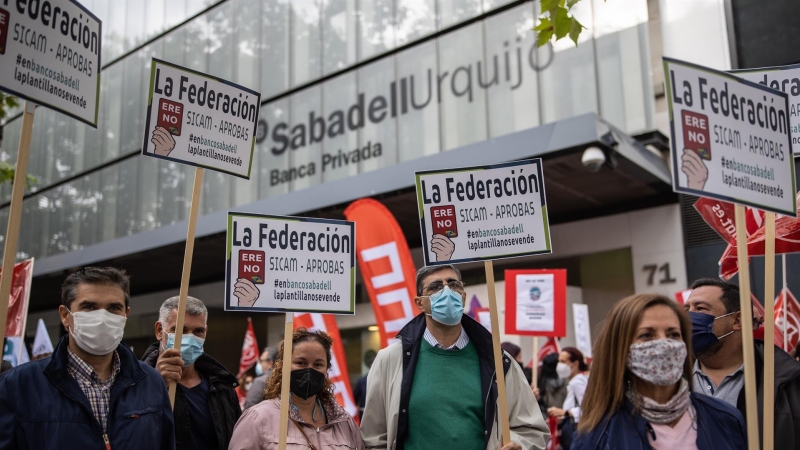 Los trabajadores del Banco Sabadell se manifiestan este jueves en una de las sucursales de la entidad.
