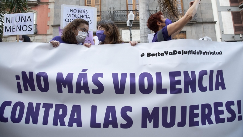 Foto de archivo. Varias personas con una pancarta en la que se lee: `No más violencia contra las mujeres´.
