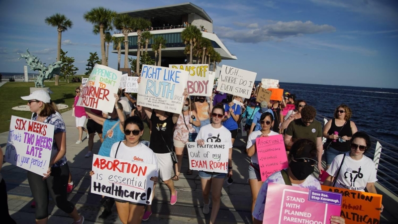Miles de mujeres se manifiestan en Estados Unidos para defender el derecho al aborto