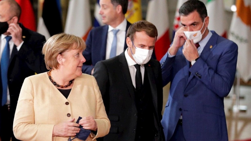 La canciller alemana, Angela Merkel, el presidente francés, Emmanuel Macron, y el presidente del Gobierno español, Pedro Sánchez, este jueves en Bruselas.