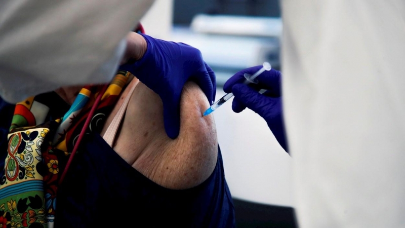 Una mujer se vacuna de la gripe y la covid-19 este lunes 25 de octubre de 2021 en Madrid.