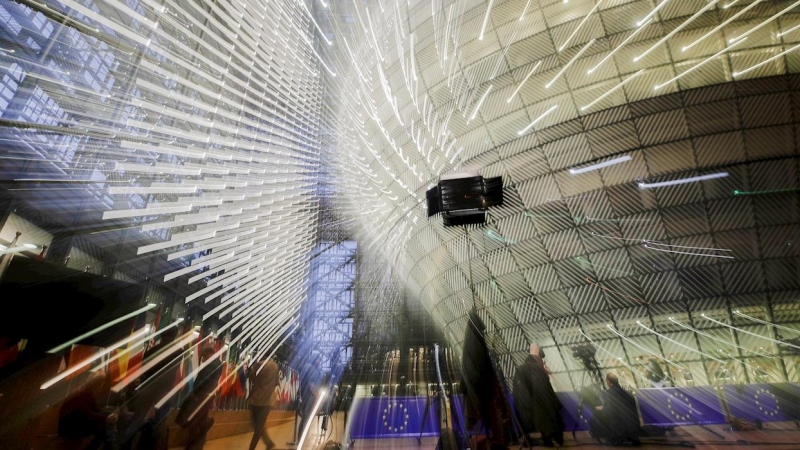 Imagen del vestíbulo de la se del Consejo Europeo, conocido como el Edificio Europa, en Bruselas, durante la reunión de ministros de Defensa de la UE. EFE/EPA/OLIVIER HOSLET