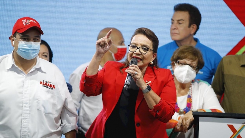 Xiomara Castro se dirige a sus seguidores tras conocer los primeros resultados de las elecciones.