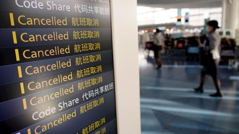 Un cartel informativo con cancelación de vuelos en el Aeropuerto Internacional de Tokio.