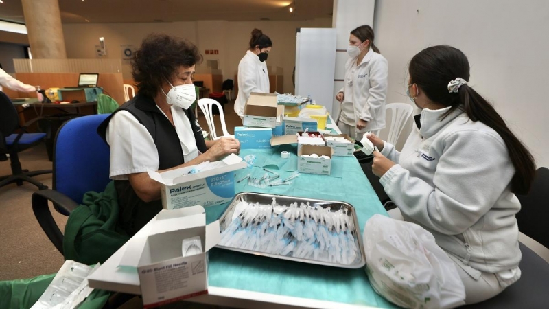 Varias sanitarias preparan dosis de la vacuna contra la covid en Pontevedra, Galicia.