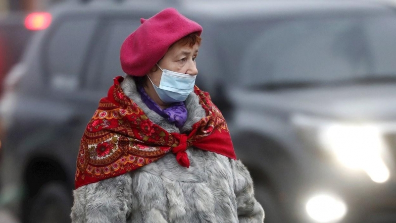 Una mujer pasea por una calle de Podolsk, a las afueras de Moscú.