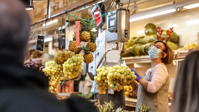 24/12/2021-Vendedora puesto de fruta en el Mercado de Valencia