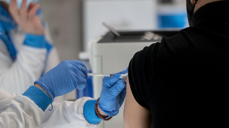 Una persona es vacunada contra el Covid-19, en el WiZink Center, a 20 de enero de 2022, en Madrid.