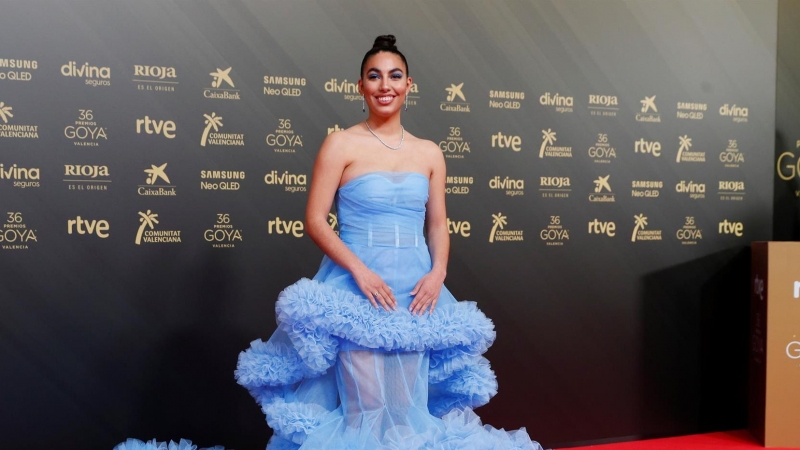 La cantaora María José Llergo posa en la alfombra roja a su llegada a la gala de la 36 edición de los Premios Goya que tiene lugar este sábado en el Palau de les Arts de Valencia. EFE/Biel Aliño