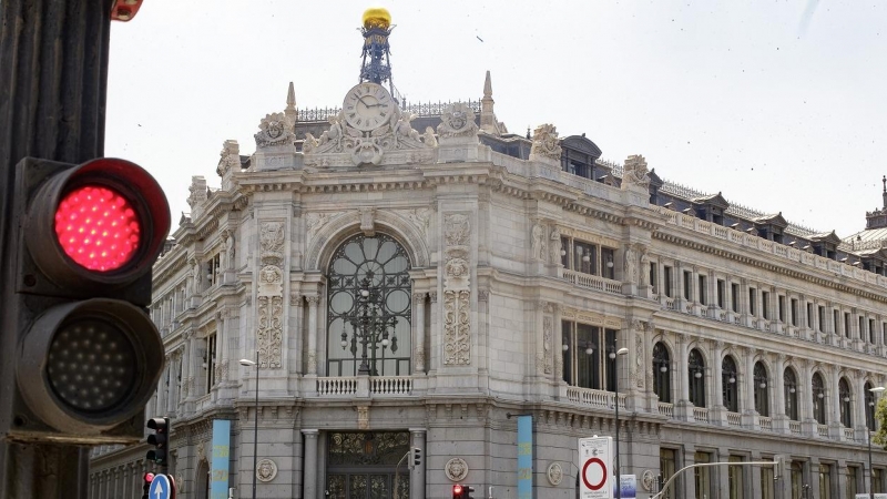 Un semáforo en rojo, cerca del edificio del Banco de España, en la confluencia del Paseo del Prado y la madrileña calle de Alcalá, en Madrid. E.P./Eduardo Parra