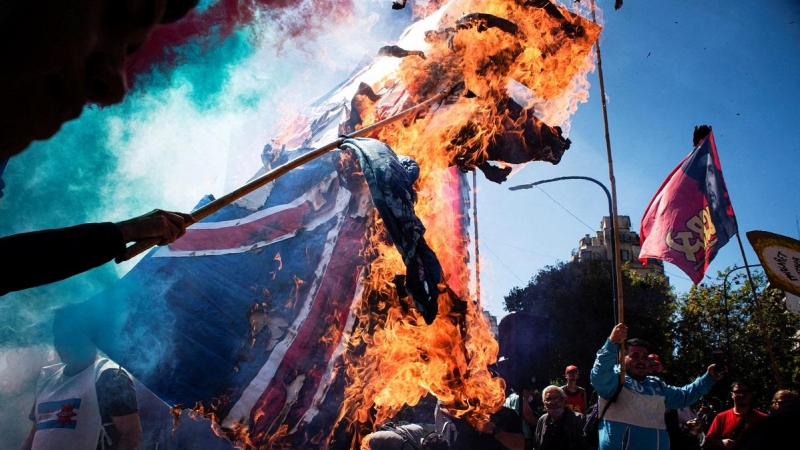 02/04/2022 Manifestantes queman una bandera durante una protesta cerca de la embajada británica, en el 49 aniversario de la Guerra de las Malvinas, en Buenos Aires (Argentina)
