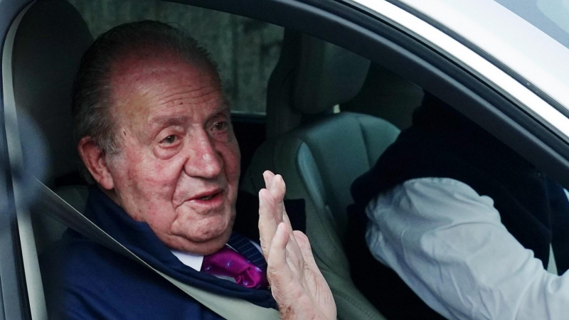 El Rey Emérito Juan Carlos I saluda desde un vehículo a su salida de la casa de Sanxenxo camino de Madrid, a 23 de mayo de 2022, en Sanxenxo, Pontevedra, Galicia (España).