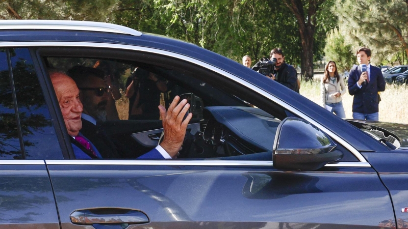 El rey Juan Carlos saluda a su llegada este lunes al Palacio de la Zarzuela de Madrid.