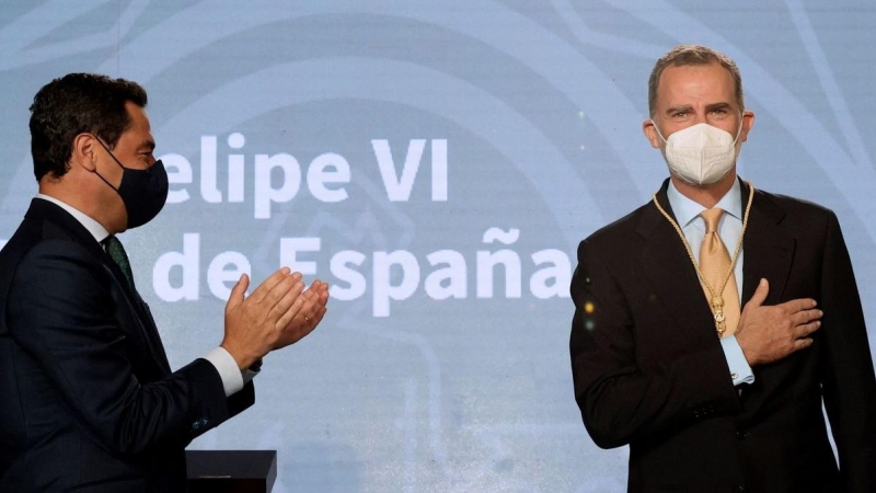 El presidente de la Junta de Andalucía, Juanma Moreno Bonilla, junto al rey Felipe VI en una imagen del pasado año 2021.