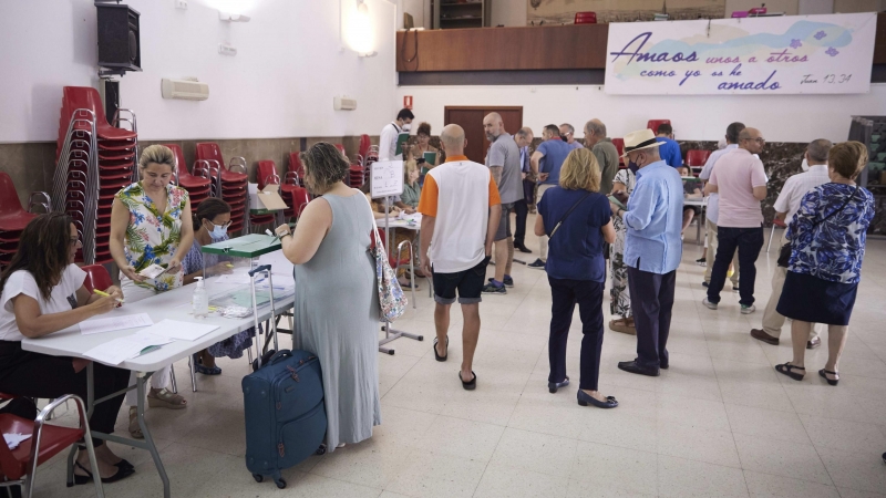 Detalles el salón de acto donde están ubicadas las mesas electorales durante el día de las elecciones a la presidencia de la Junta de Andalucía en el Colegio San Fernando Marista, a 19 de junio de 2022 en Sevilla