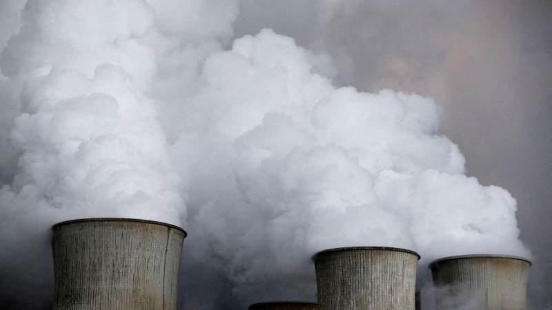 El vapor sale de las torres de enfriamiento de la planta de energía de carbón de RWE, una de las compañías de electricidad y gas más grandes de Europa en Niederaussem, Alemania, el 3 de marzo de 2016.