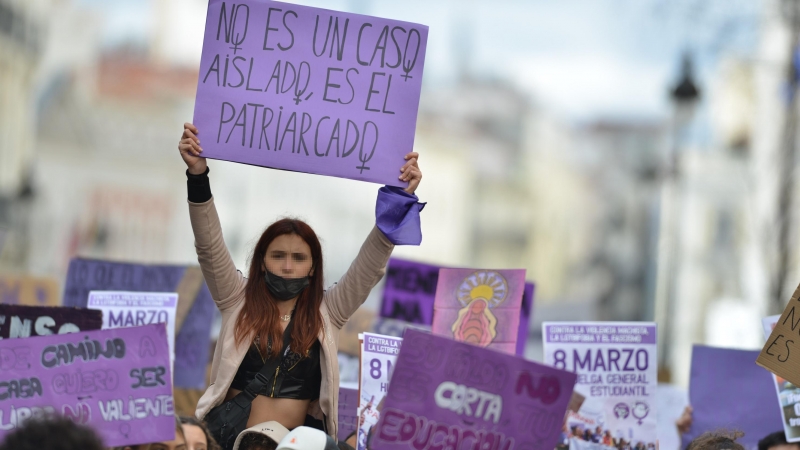 Una joven con un cartel en una manifestación estudiantil feminista por el 8M, Día Internacional de la Mujer, en la Puerta del Sol, a 8 de marzo de 2022, en Madrid (España).