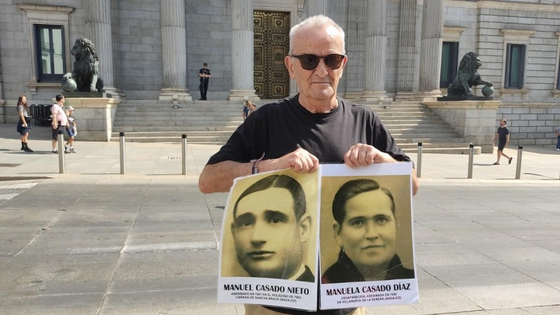 Julio Recuero, con las fotografías de sus abuelos frente al Congreso de los Diputados
