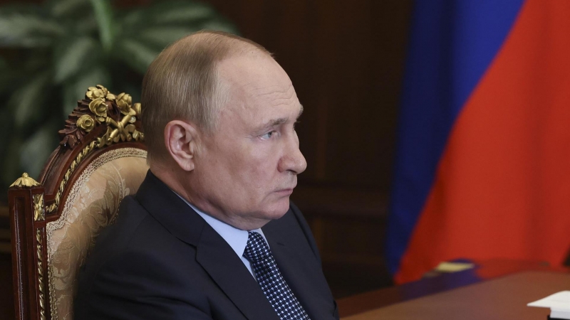 El presidente ruso, Vladimir Putin, escucha al jefe de la República Kabardino-Balkaria de Rusia durante su reunión en Moscú, Rusia, el 13 de julio de 2022.