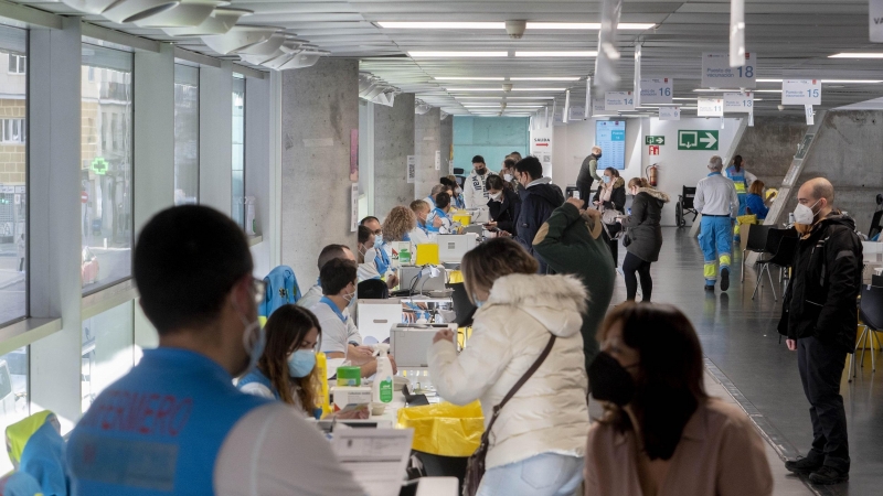 Varias personas son vacunadas contra el Covid-19, en el WiZink Center, a 20 de enero de 2022, en Madrid, (España).