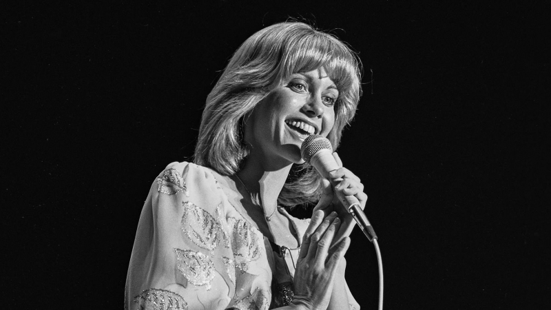 Una foto de archivo facilitada por Las Vegas News Bureau el 8 de agosto de 2022 muestra a Olivia Newton-John actuando en el Riviera de Las Vegas, Nevada, Estados Unidos, el 24 de marzo de 1977.