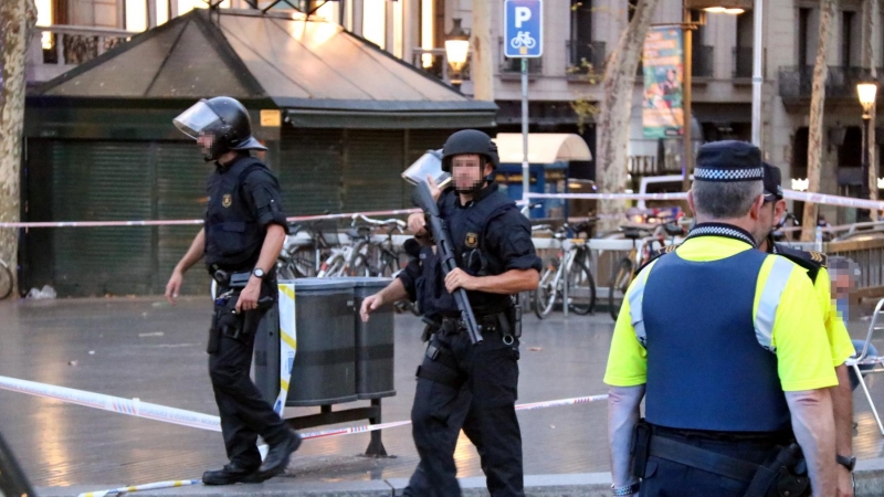 Agents dels Mossos armats a la part superior de les Rambles de Barcelona, el 17 d'agost de 2017, just després dels atemptats.