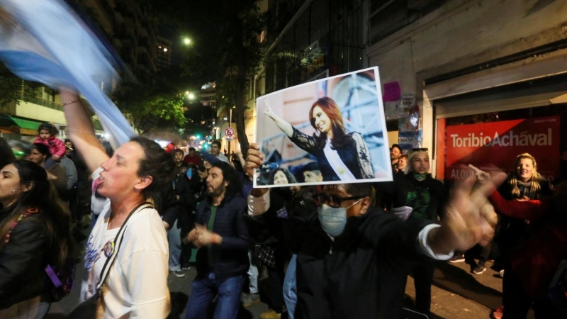 2/9/22 Varias personas se congregan en la vivienda de Cristina Fernández de Kirchner para mostrar su apoyo, a 2 de septiembre de 2022.