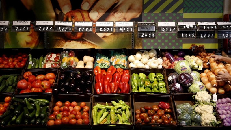 Mostrador de vegetales en una tienda de Dia en Madrid. REUTERS/Juan Medina