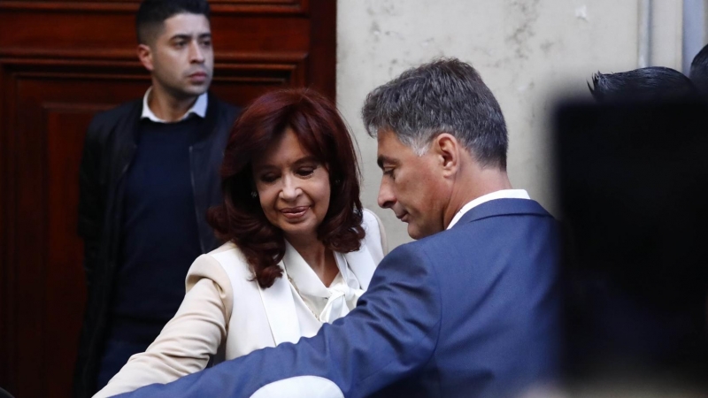 La actual vicepresidenta y expresidenta de Argentina Cristina Fernández de Kirchner sale de su casa