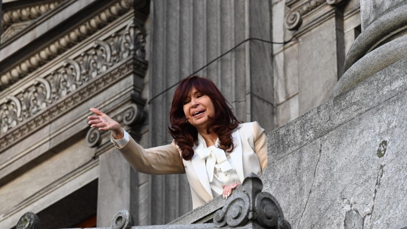 La actual vicepresidenta y expresidenta de Argentina, Cristina Fernández de Kirchner, saluda desde un balcón del Congreso luego de pronunciar un discurso público en su defensa