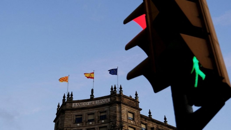 El edificio del Banco de España en Barcelona, cerca de un semáforo en rojo. REUTERS/Nacho Doce