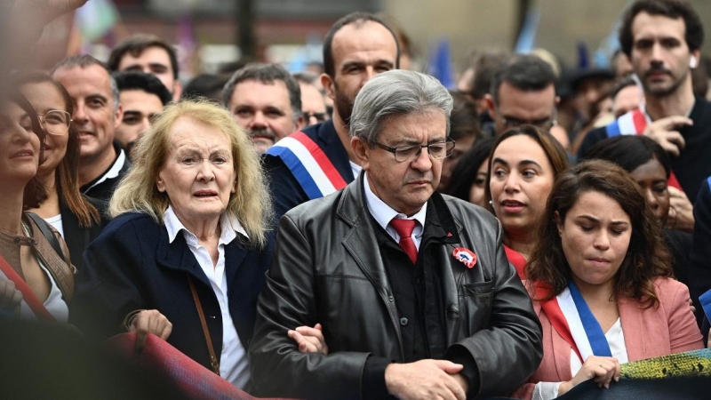16/10/2022 El líder de Francia Insumisa, Jean-Luc Melenchon, encabeza la pancarta de la manifestación contra el Gobierno de Emmanuel Macron junto a la Premio Nobel Annie Ernaux