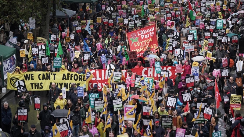 Marchas en Londres para protestar por la crisis del coste de la vida y exigir la convocatoria de unas elecciones generales, a 5 de noviembre de 2022.